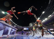 开云体育-关于球场辉煌赛事，全情投入的运动员的信息