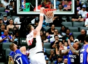 开云官网-浓眉暴扣狂接侧扣，浓眉裁判燃快船主场