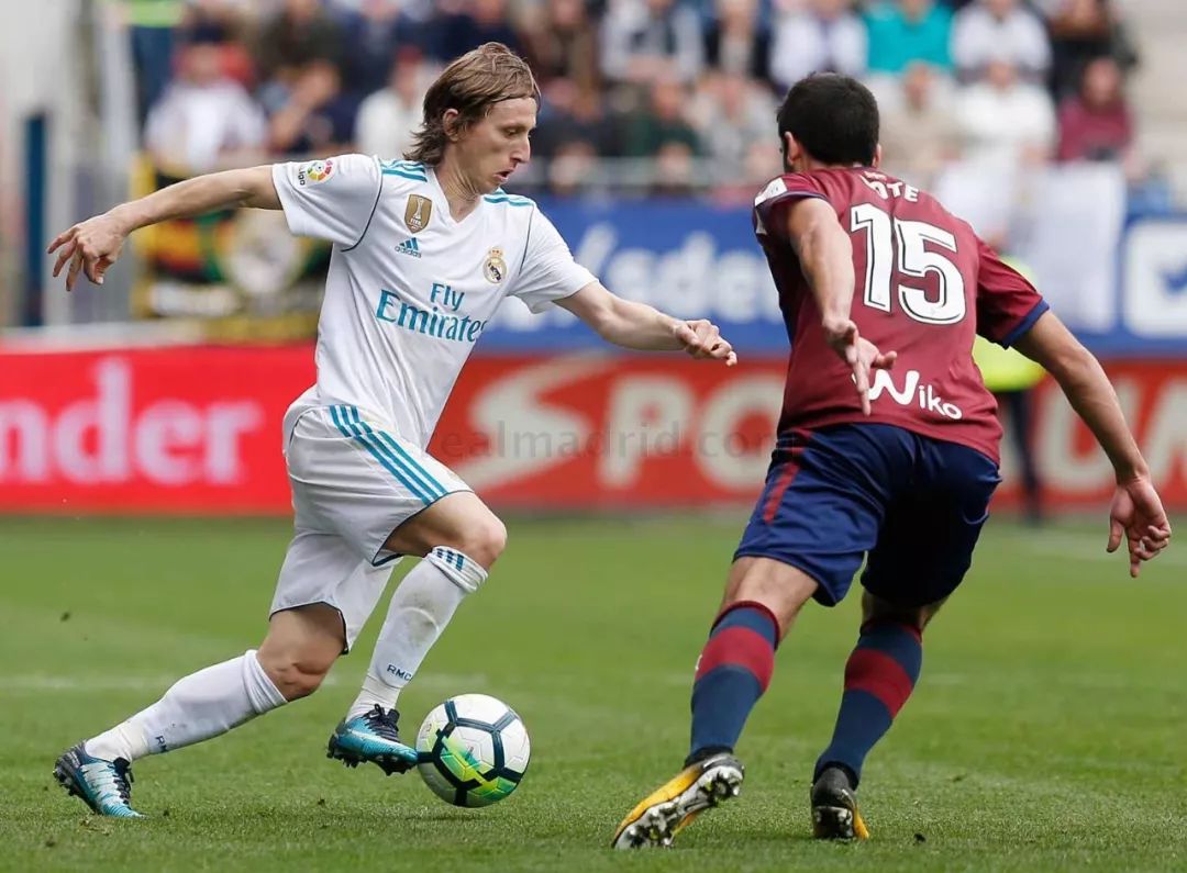 关于埃瓦尔客场大胜，取得关键积分的信息