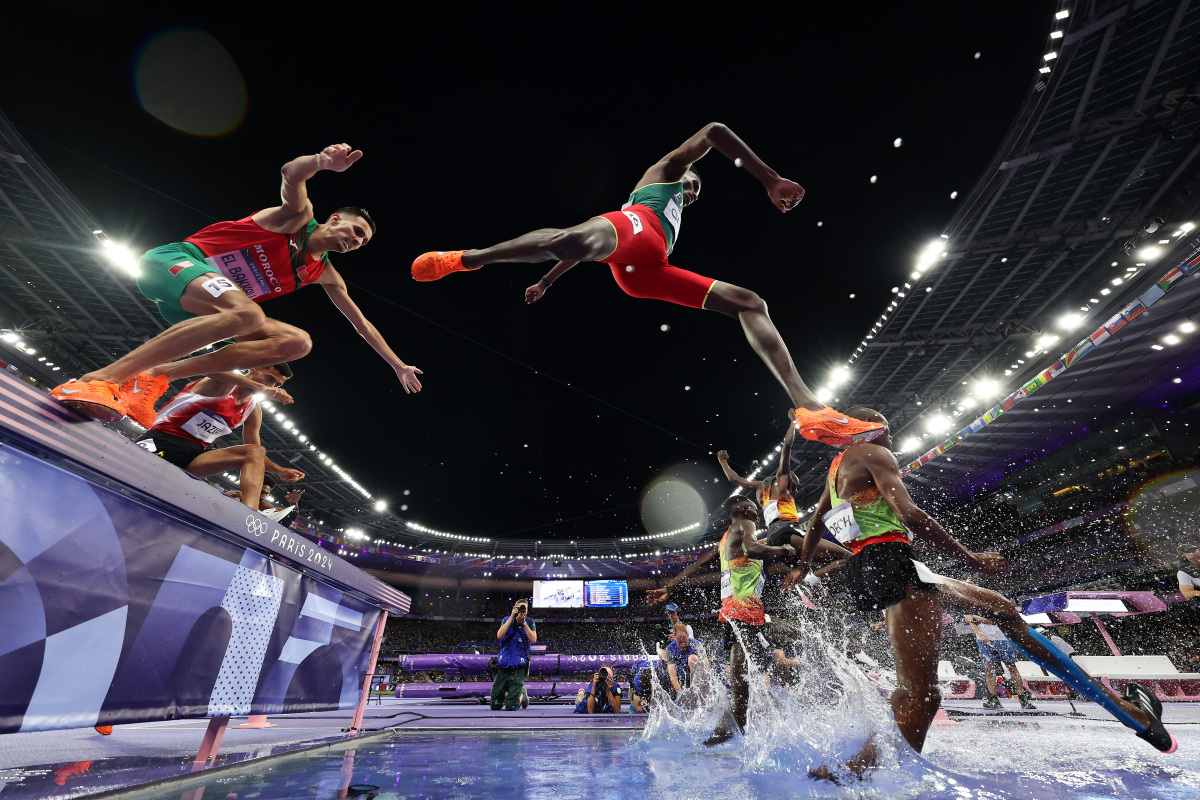 关于球场辉煌赛事,全情投入的运动员的信息 关于球场辉煌赛事,全情投入的运动员的信息