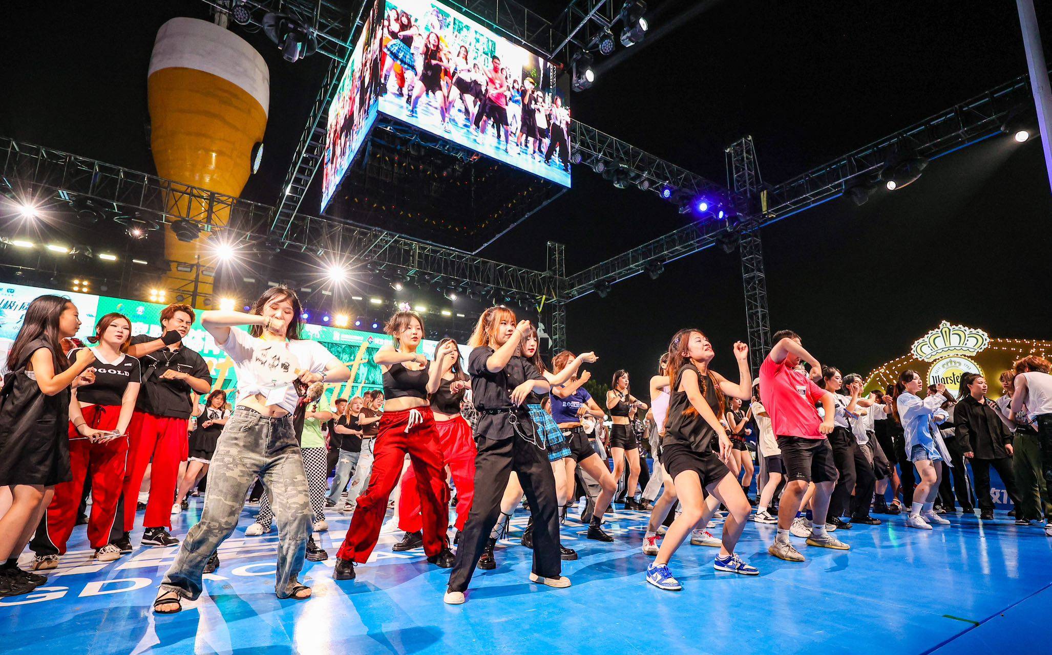 体育运动引领时尚潮流，场面火爆的简单介绍