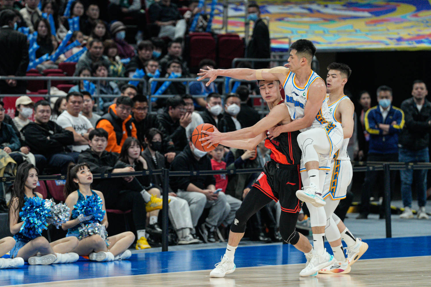 关于篮球联赛竞争激烈，胜负难辨的信息