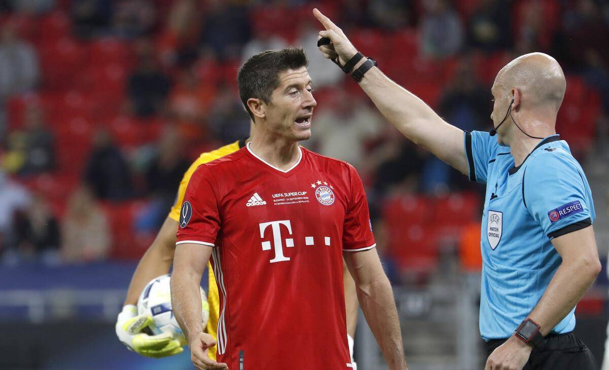 里昂鏖战塞维利亚，莱万制霸全场的简单介绍