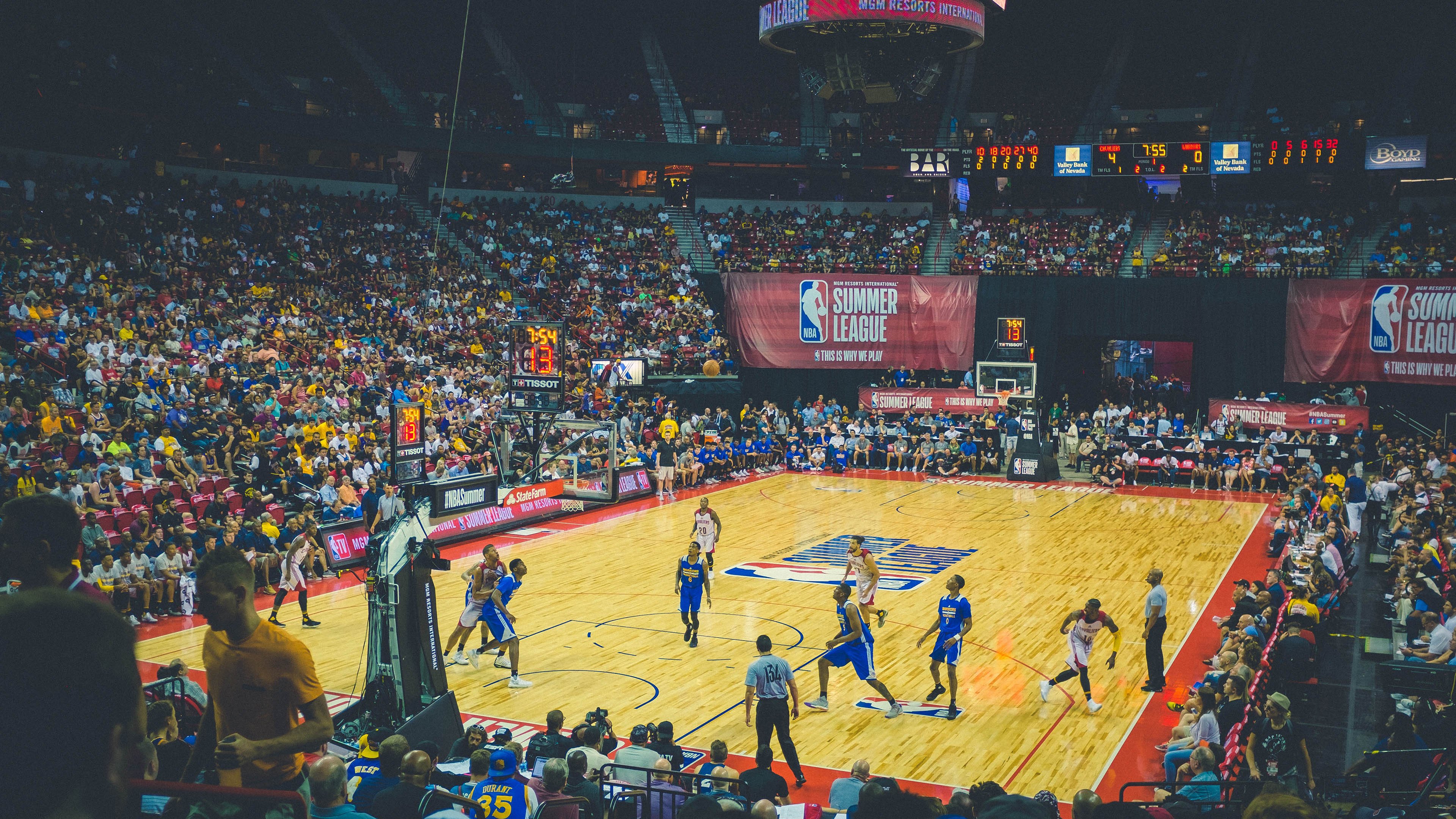 欧冠淘汰赛焦点战，新疆队末节带走雄鹿